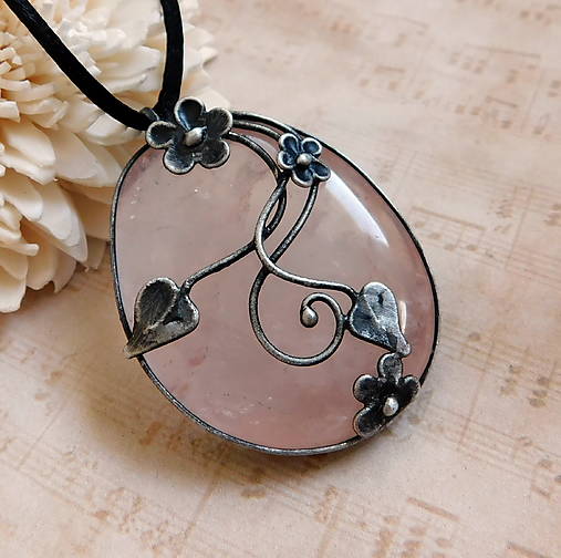 Náhrdelníky - Prívesok s ruženínom ─YATZIL─ - 18012387_