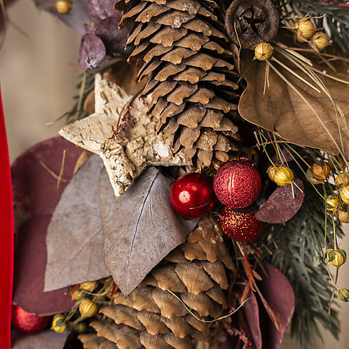 Vianočný bordový veniec na dvere s umelým ihličím v prírodnom vzhľade