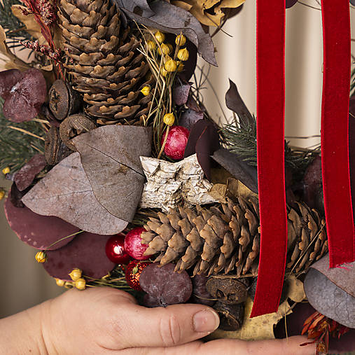 Vianočný bordový veniec na dvere s umelým ihličím v prírodnom vzhľade