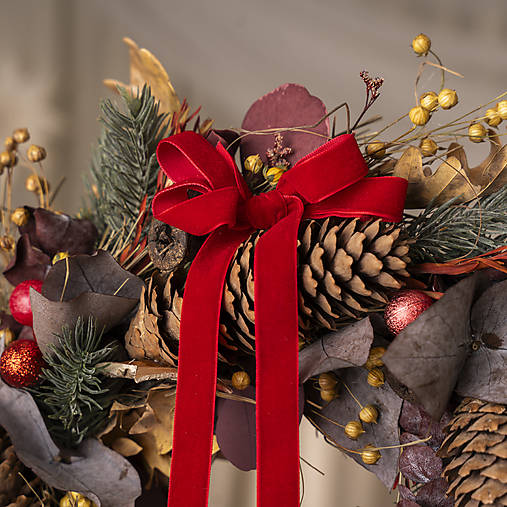 Vianočný bordový veniec na dvere s umelým ihličím v prírodnom vzhľade
