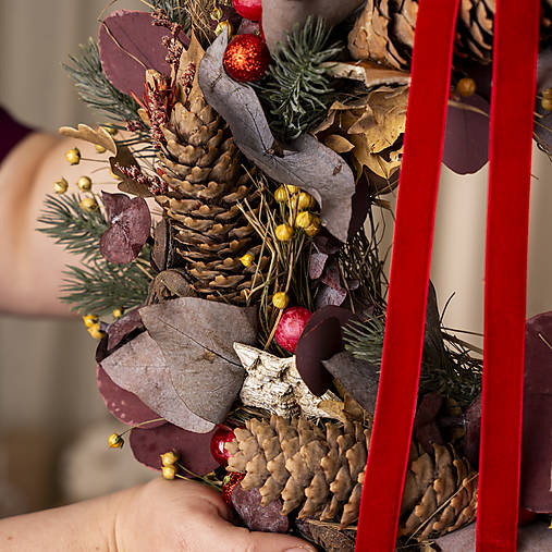 Vianočný bordový veniec na dvere s umelým ihličím v prírodnom vzhľade