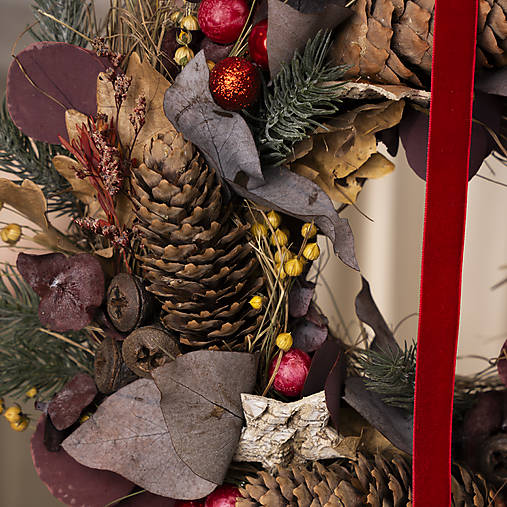 Vianočný bordový veniec na dvere s umelým ihličím v prírodnom vzhľade