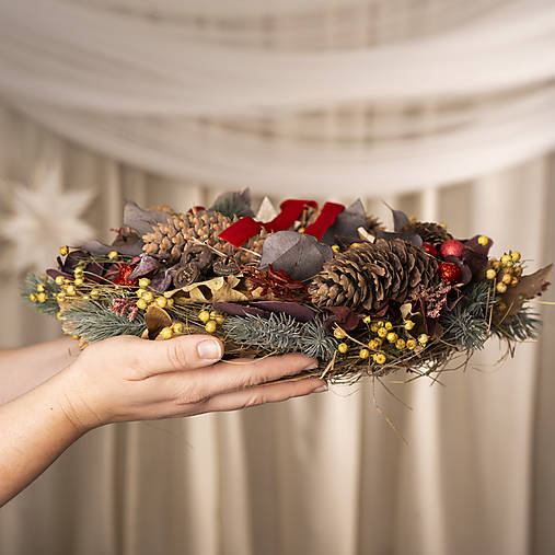 Vianočný bordový veniec na dvere s umelým ihličím v prírodnom vzhľade