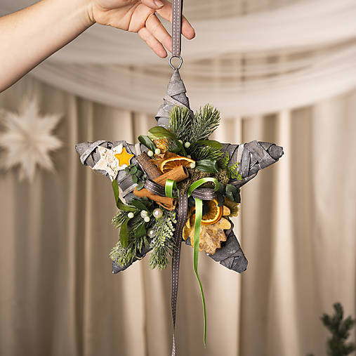 Prútená hviezdička na zavesenie v prírodných tónoch