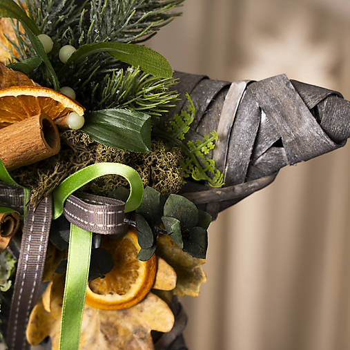 Prútená hviezdička na zavesenie v prírodných tónoch