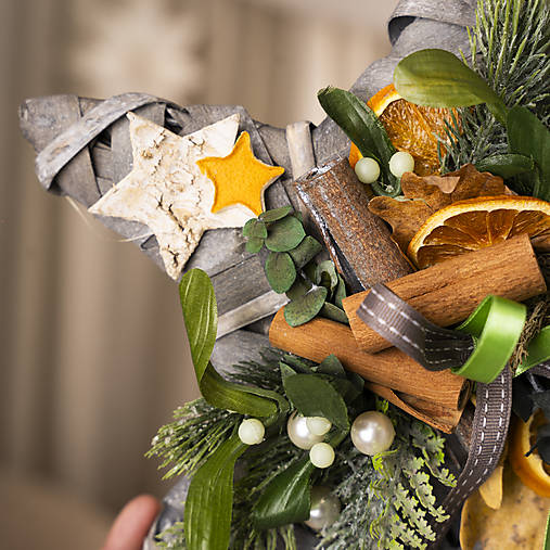 Prútená hviezdička na zavesenie v prírodných tónoch