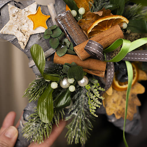 Prútená hviezdička na zavesenie v prírodných tónoch