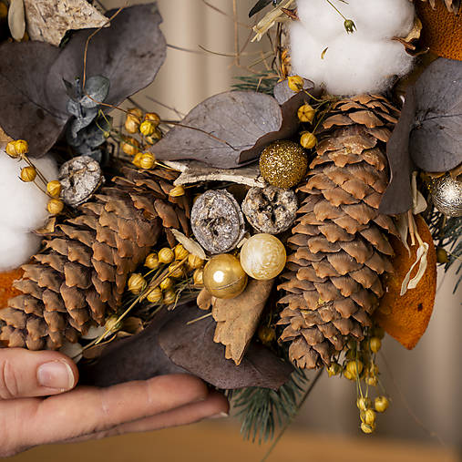 Vianočný biely veniec na dvere s umelým ihličím v prírodnom vzhľade