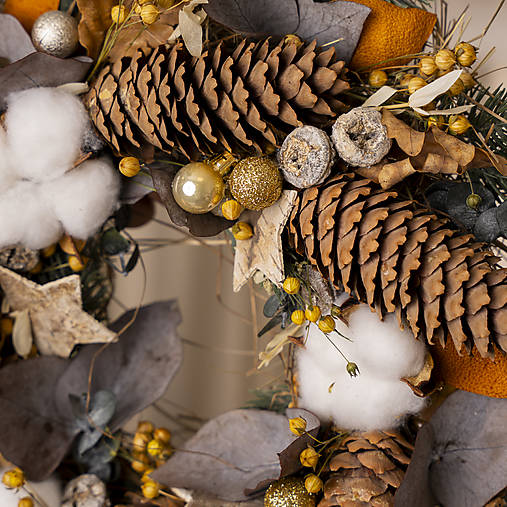 Vianočný biely veniec na dvere s umelým ihličím v prírodnom vzhľade