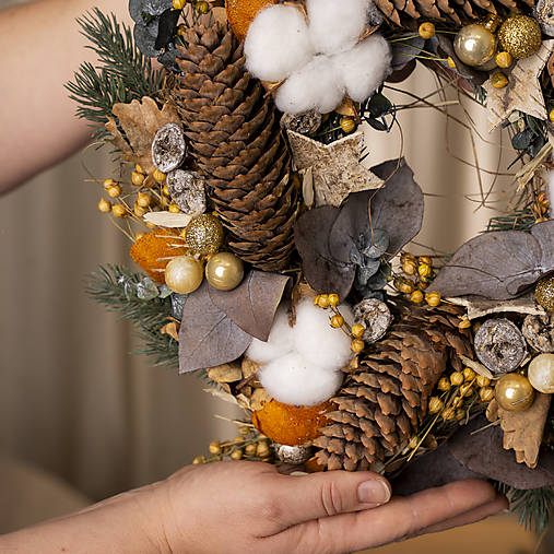 Vianočný biely veniec na dvere s umelým ihličím v prírodnom vzhľade