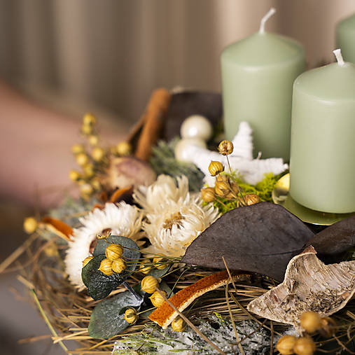 Adventný svietnik/veniec/ so sviečkami v prírodnom vzhľade.