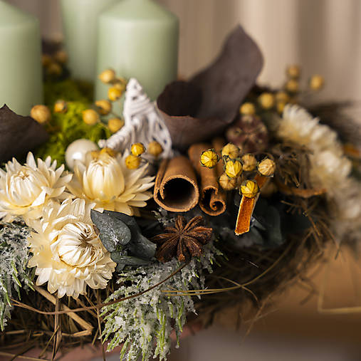 Adventný svietnik/veniec/ so sviečkami v prírodnom vzhľade.