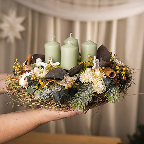 Adventný svietnik/veniec/ so sviečkami v prírodnom vzhľade.