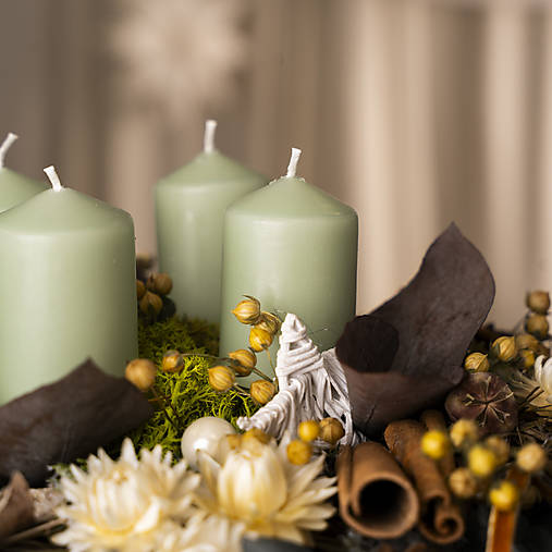 Adventný svietnik/veniec/ so sviečkami v prírodnom vzhľade.