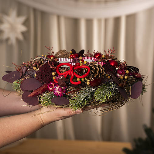 Adventný svietnik/veniec/ so sviečkami v prírodnom bordovom vzhľade.