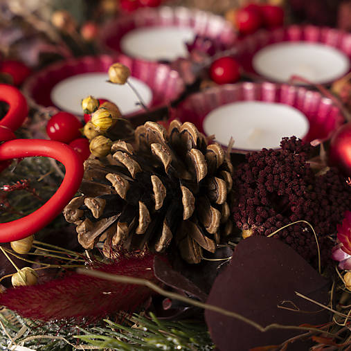 Adventný svietnik/veniec/ so sviečkami v prírodnom bordovom vzhľade.