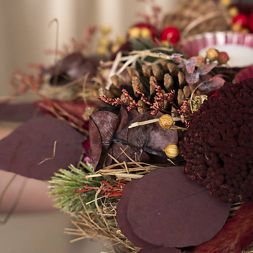 Adventný svietnik/veniec/ so sviečkami v prírodnom bordovom vzhľade.