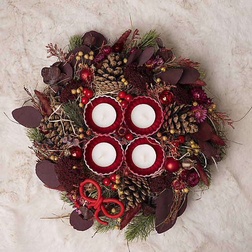 Adventný svietnik/veniec/ so sviečkami v prírodnom bordovom vzhľade.