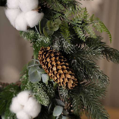 Veniec z umelej 3D čečiny so šiškami a bavlníkom