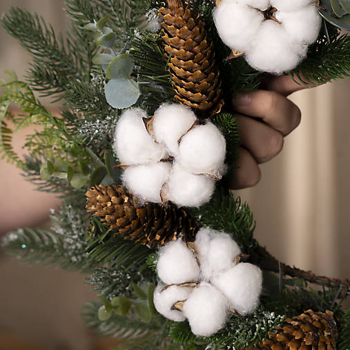 Veniec z umelej 3D čečiny so šiškami a bavlníkom