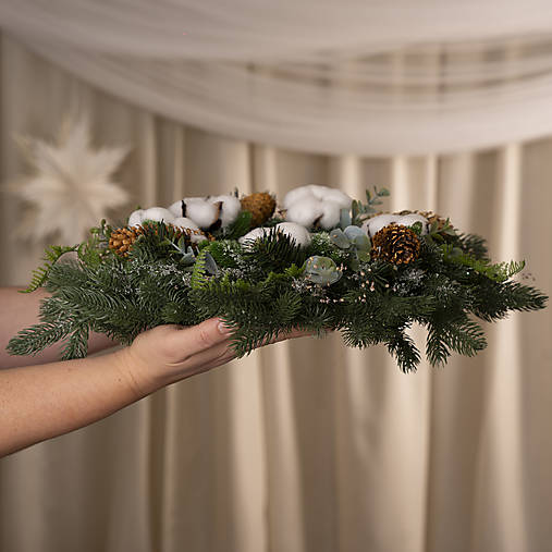 Veniec z umelej 3D čečiny so šiškami a bavlníkom