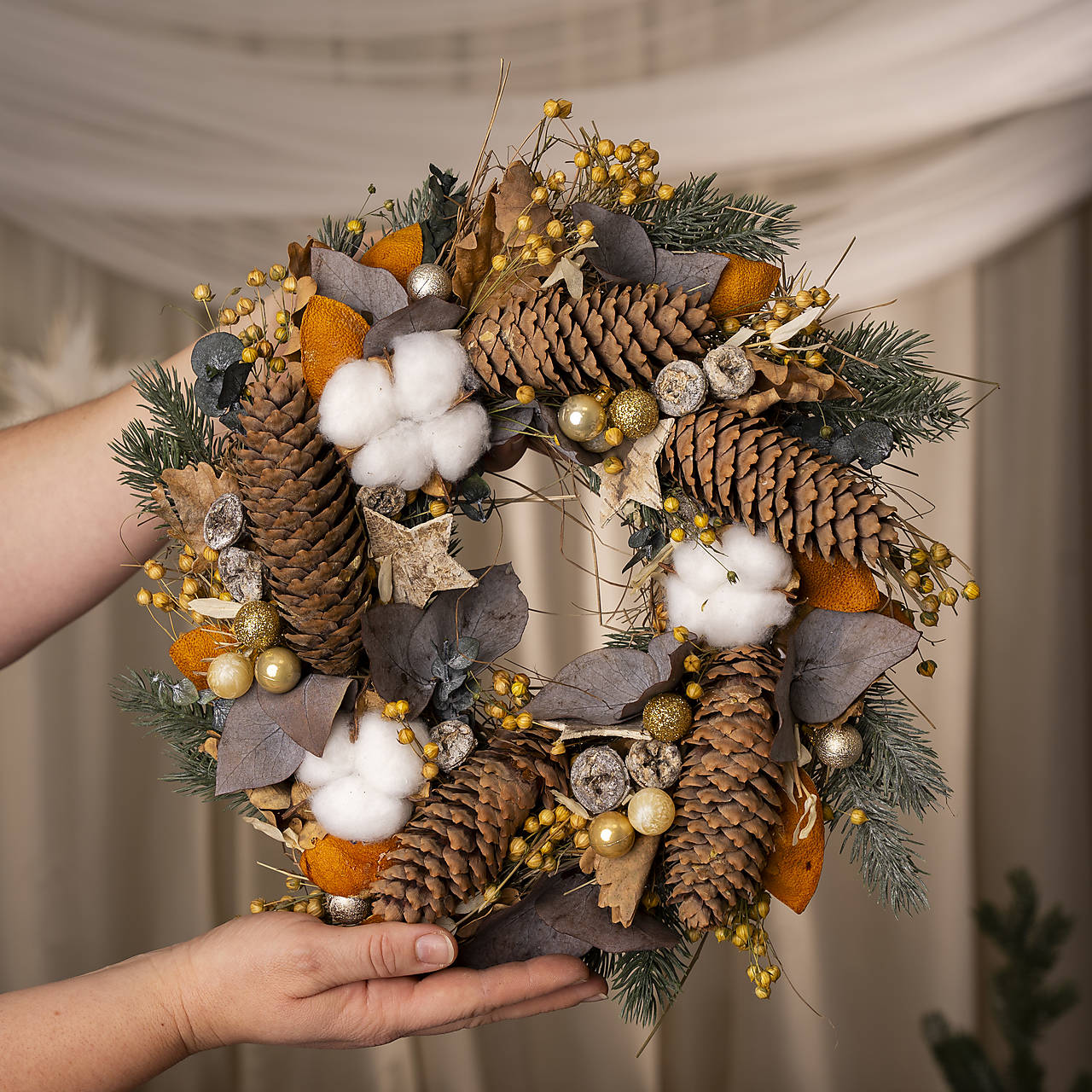 Vianočný biely veniec na dvere s umelým ihličím v prírodnom vzhľade