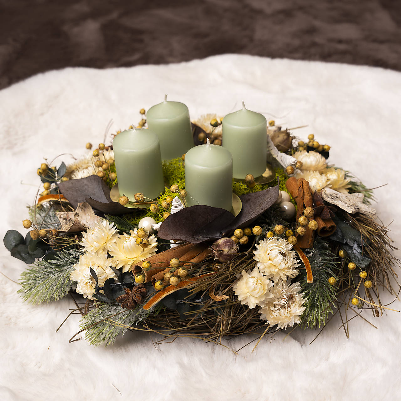 Adventný svietnik/veniec/ so sviečkami v prírodnom vzhľade.