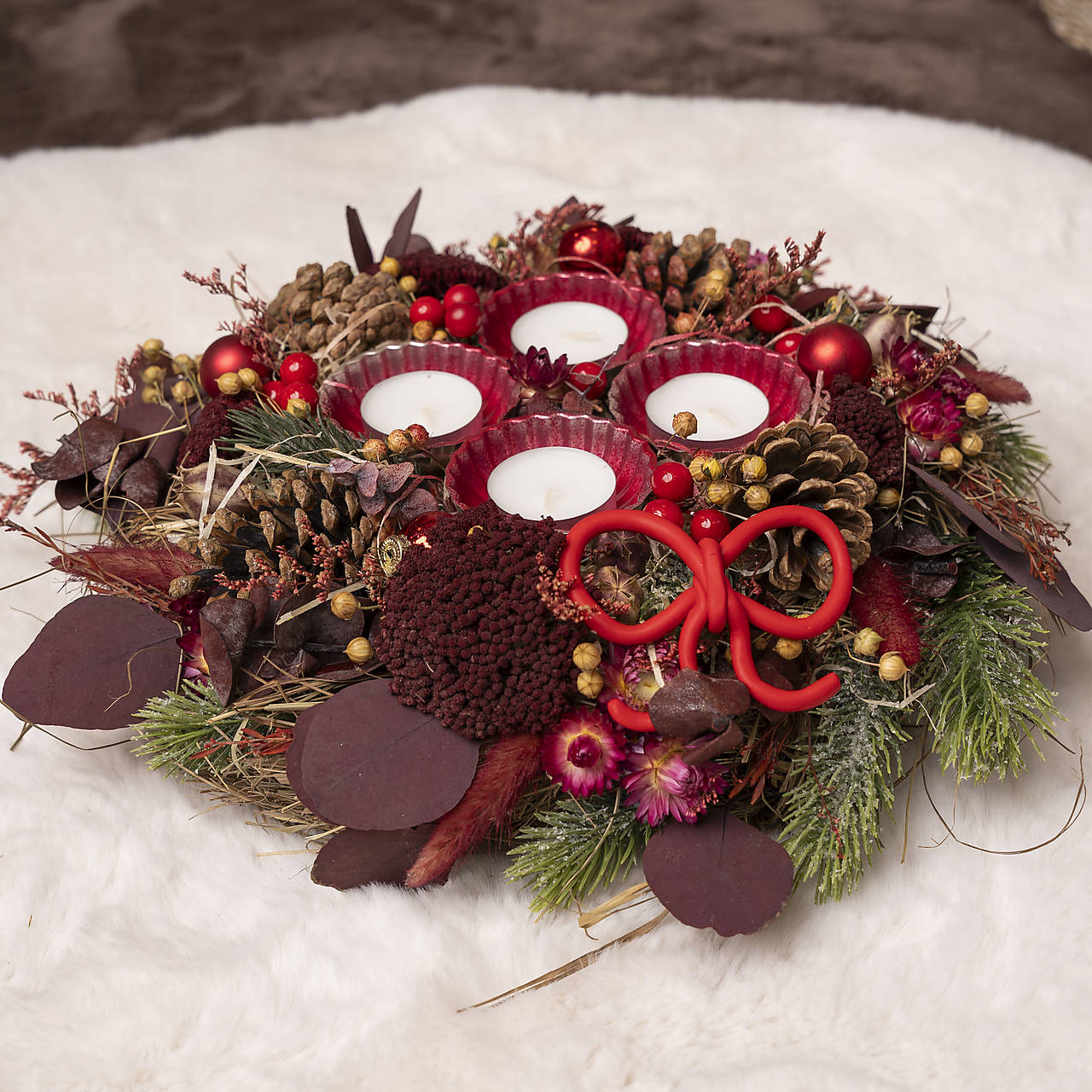 Adventný svietnik/veniec/ so sviečkami v prírodnom bordovom vzhľade.