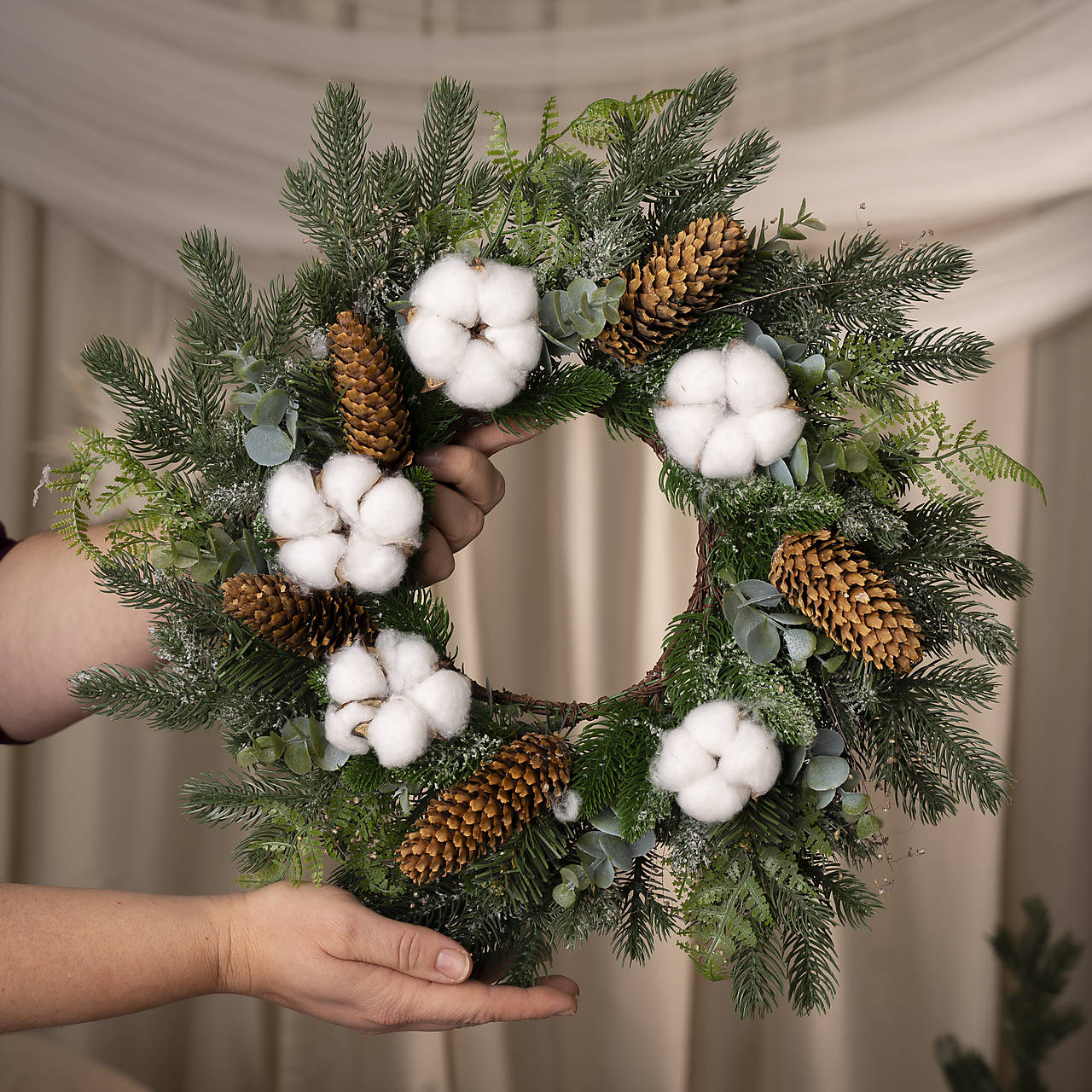 Veniec z umelej 3D čečiny so šiškami a bavlníkom