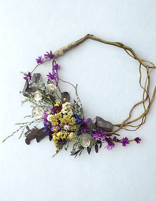 Dekorácie - Unikátny dizajnový veniec „Divoká krása“ – jedinečné prírodné umelecké dielo - 18013614_