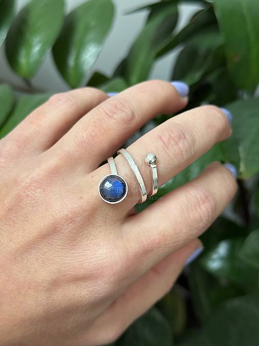 Strieborný 925/1000 veľkostne nastaviteľný prsten s labradoritom