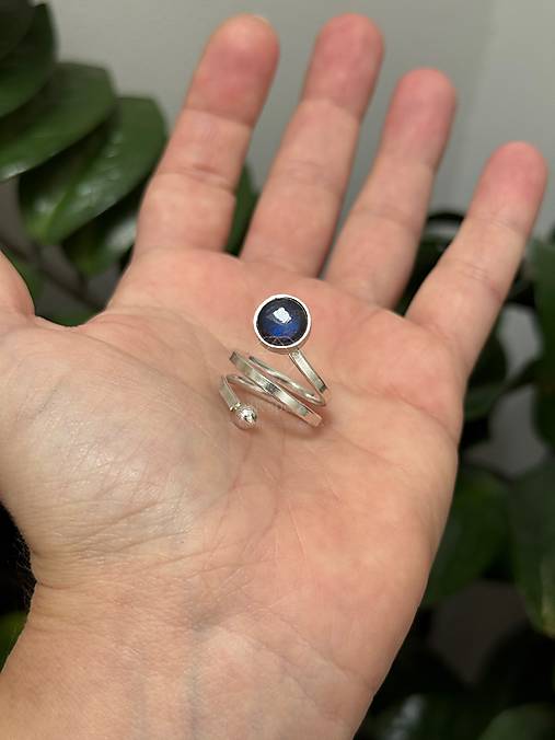 Strieborný 925/1000 veľkostne nastaviteľný prsten s labradoritom