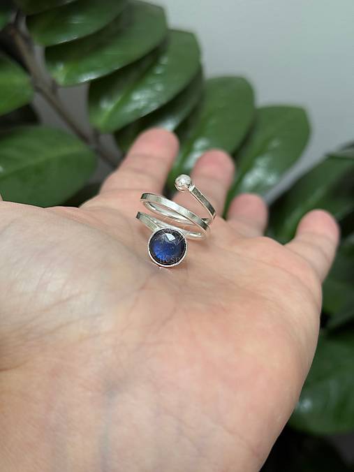 Strieborný 925/1000 veľkostne nastaviteľný prsten s labradoritom