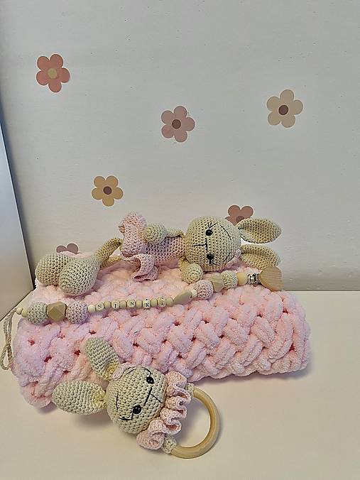 Hračky - Háčkovaný set pre bábätko Zajko (modrá/rúžová) (Ružová) - 18011114_