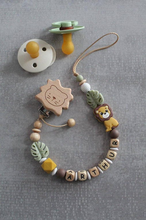 Detské doplnky - Retiazka na cumlík s menom, Levík zelenohnedý - 18018570_