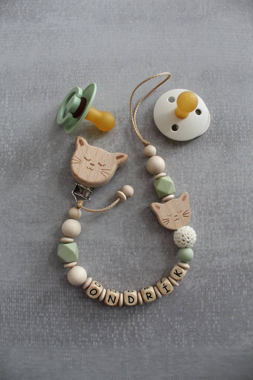 Detské doplnky - Retiazka na cumlík s menom, olivová mačička - 18018610_