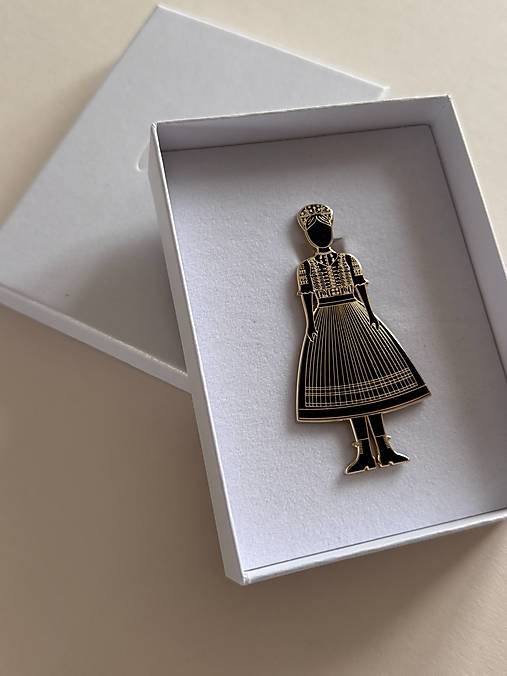 Kovová brošňa Žena z Habury