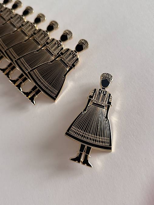 Kovová brošňa Žena z Habury