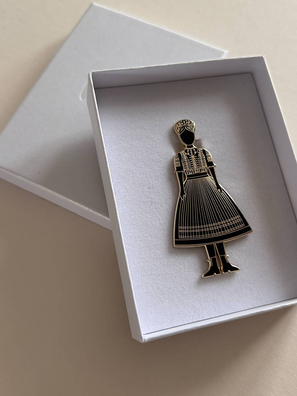 Kovová brošňa Žena z Habury