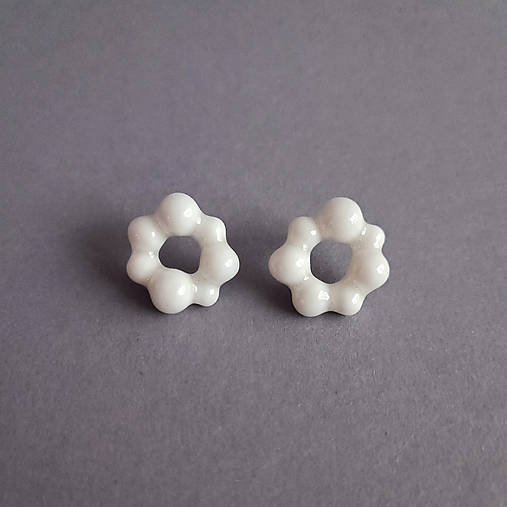 Porcelánové naušnice Maia – biele