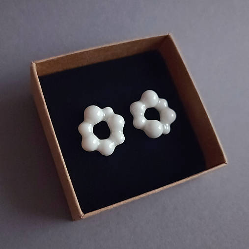 Porcelánové naušnice Maia – biele
