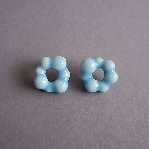 Porcelánové naušnice Maia – modro-biele