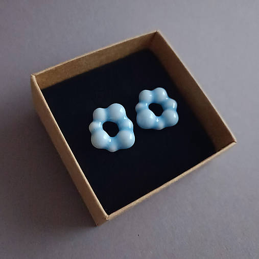 Porcelánové naušnice Maia – modro-biele