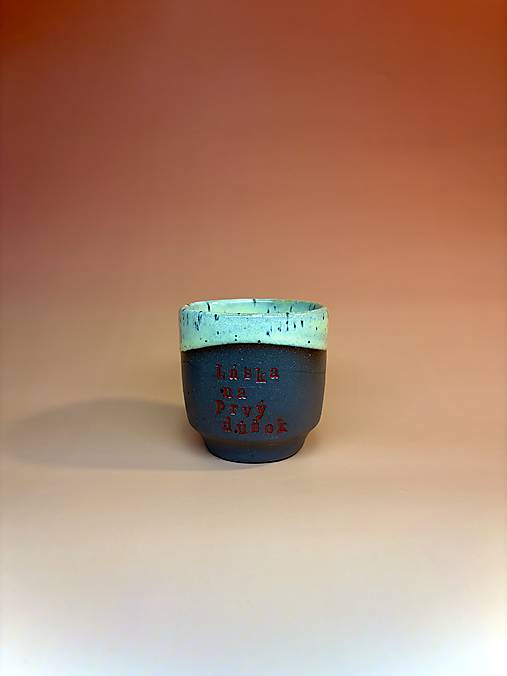 Keramický hrnček na kávu Láska na prvý dúšok