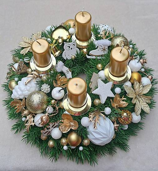 Dekorácie - Adventný veniec zlato-biely 35 cm - 18019857_