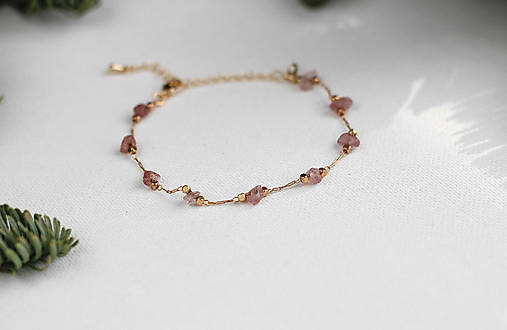 Sára (Náramok s ružovými sklenenými zlomkami)