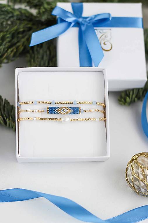 Mira (Trojitý náramok modro-zlatý s riečnymi perlami)