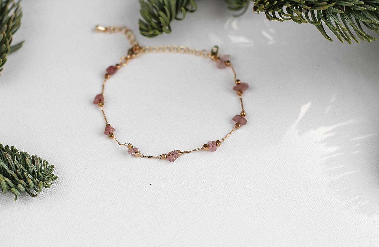 Sára (Náramok s ružovými sklenenými zlomkami)