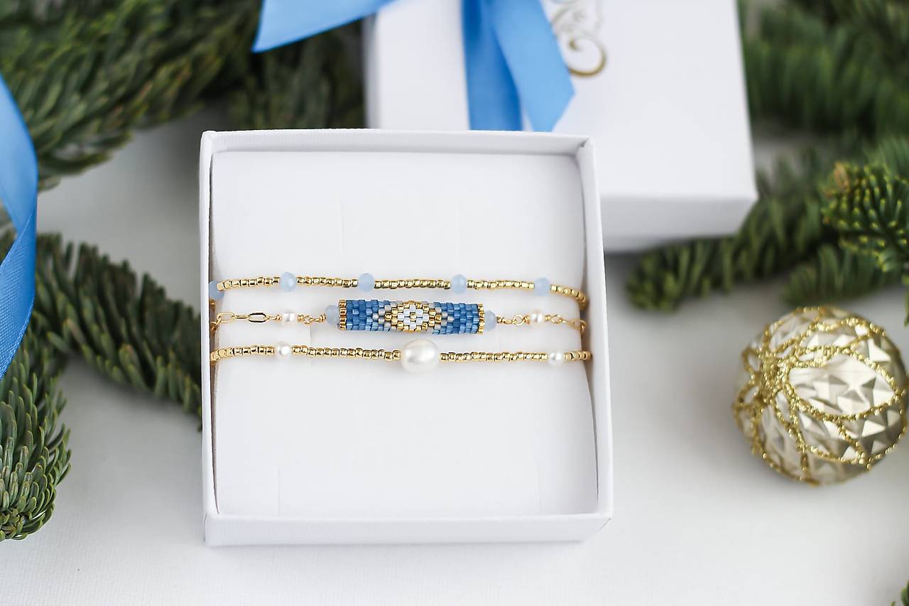 Mira (Trojitý náramok modro-zlatý s riečnymi perlami)