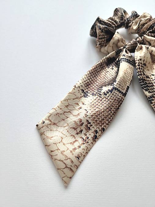 Maxi scrunchie hodvábna (Béžová s hadím vzorom)